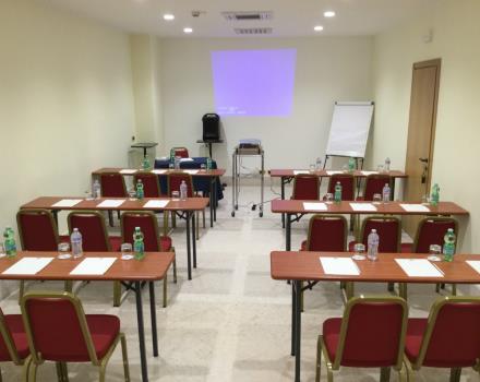 Sala Meeting banchi scuola 2 - Hotel Cappello D'Oro Bergamo