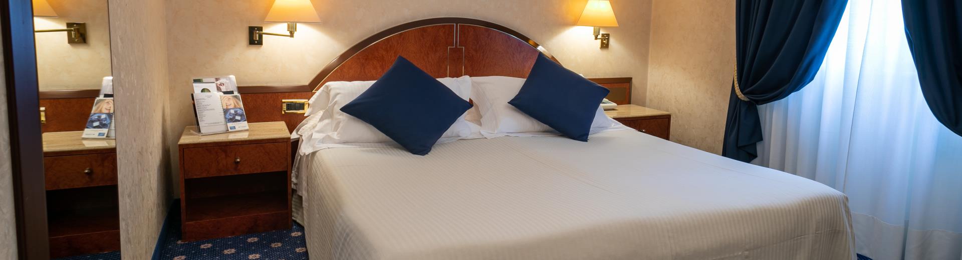 Available either double with queen size bed or twin with french beds, spacious and well-furnished with moquette, the deluxe room is ideal for those who look for maximum comfort for their stay and the relax that distinguish the Hotel Cappello D''Oro.