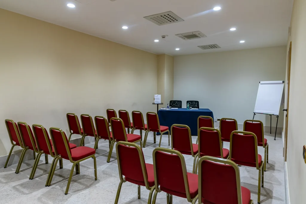 Nell'immagine una sala meeting con disposizione a platea.