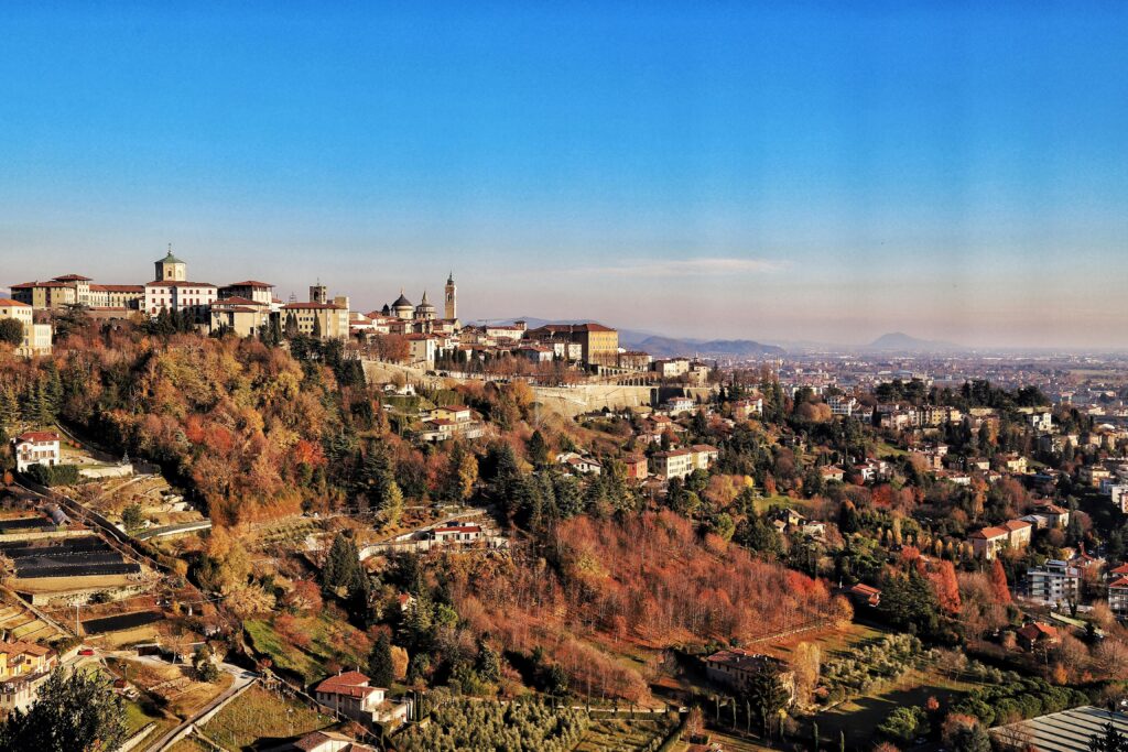 Nell'immagine il paesaggio della città alta di Bergamo